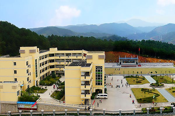 華僑集團扶貧濟困 ，關愛下一代的成長，興建希望小學